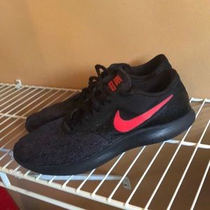 Men’s Nike Flex Contact running shoes size 10 black fades into gray red sneaker